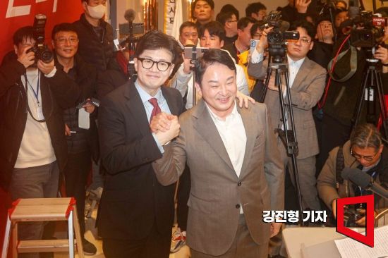 한동훈 국민의힘 비상대책위원장이 16일 인천 카리스호텔에서 열린 '인천시당 신년인사회'에 참석해 인사말을 마친 뒤 원희룡 전 국토교통부 장관과 포옹하고 있다. 사진=강진형 기자aymsdream@