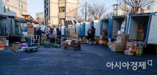 한 누리꾼은 "당일 배송을 해야 하는데 다음 날로 넘어가면 안 되니 일단 완료부터 처리하는 것"이라며, "많은 택배에 따른 택배원의 고충"이라는 의견도 있었다. [사진=강진형 기자aymsdream@