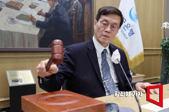 이창용 한국은행 총재가 지난 11일 오전 서울 중구 한국은행에서 열린 새해 첫 금융통화위원회 본회의에 참석해 의사봉을 두드리고 있다. 사진=사진공동취재단