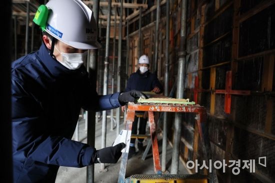 경기도의 한 아파트 건설현장에서 관리자들이 현장 안전점검을 하고 있다./김현민 기자 kimhyun81@