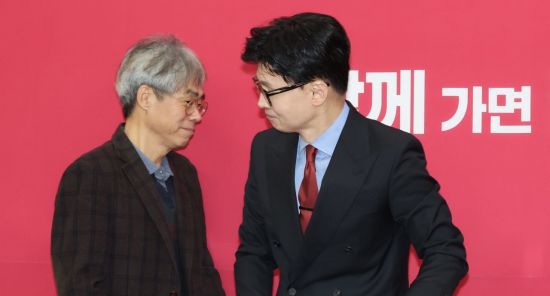 한동훈 비대위원장과 김경율 위원
    (서울=연합뉴스) 한상균 기자 = 국민의힘 한동훈 비상대책위원장이 18일 국회에서 열린 비대위 회의에 참석하고 있다. 왼쪽은 김경율 위원. 2024.1.18
    xyz@yna.co.kr
(끝)


＜저작권자(c) 연합뉴스, 무단 전재-재배포, AI 학습 및 활용 금지＞