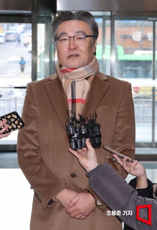 제4이동통신 사업자 선정을 위한 주파수 경매가 시작된 25일 서울 송파구 아이티벤처타워에서 경매에 참여한 3개 법인 중 마이모바일 윤호상 대표가 기자들의 질문에 답하고 있다. 사진=조용준 기자 jun21@