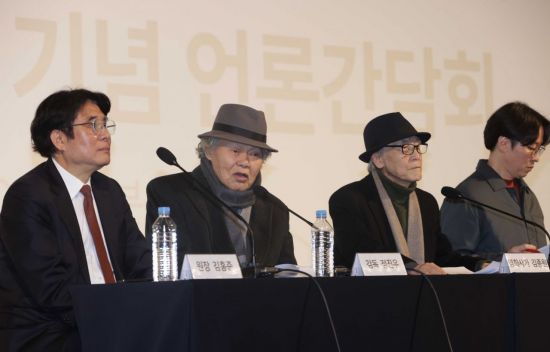 영화 '배신' 정진우 감독(왼쪽 두번째)이 26일 오전 서울 마포구 한국영상자료원에서 열린 '미보유 발굴 필름 공개 및 기관 창립 50주년 기념 언론간담회'에서 인사말을 하고 있다. 왼쪽부터 김홍준 한국영상자료원 원장, 정진우 감독, 김종원 영화사연구가, 정종화 한국영상자료원 학예연구팀장. [이미지출처=연합뉴스]