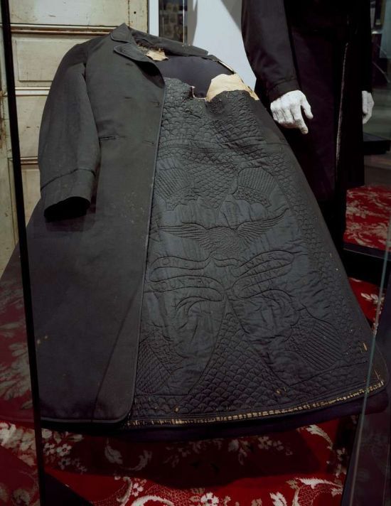 1865년 3월 에이브러햄 링컨 미국 대통령이 두번째 취임식과 암살당한 날 입은 것으로 알려진 브룩스브라더스 양복 코트의 모습. 안감에 '하나의 국가, 하나의 운명(One Country, One Destiny)'이란 글구가 문양으로 새겨져있다.[이미지출처= 링컨 기념관(Lincoln Memorial)]