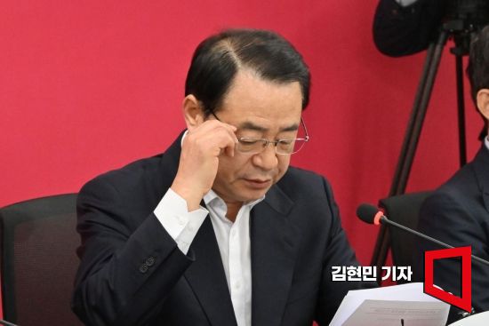 정영환 국민의힘 공천관리위원장이 16일 서울 여의도 중앙당사에서 열린 공천관리위원회 1차 회의에서 안경을 만지고 있다. 사진=김현민 기자 kimhyun81@