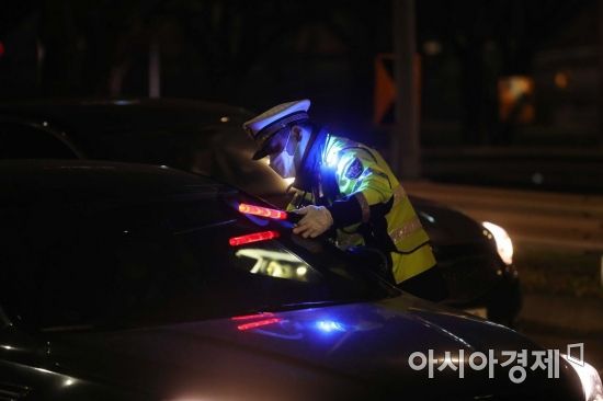 경찰이 음주운전 단속을 하는 모습으로 기사의 특정 내용과 관계없다. /문호남 기자 munonam@