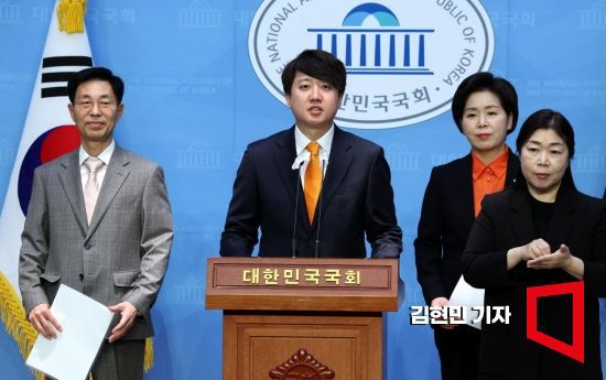 이준석 개혁신당 대표가 30일 국회 소통관에서 열린 한국의희망 1호 영입인재 입당 환영식에서 발언하고 있다. 왼쪽부터 이창한 전 반도체협회 부회장, 이 대표, 양향자 한국의희망 대표. 사진=김현민 기자 kimhyun81@