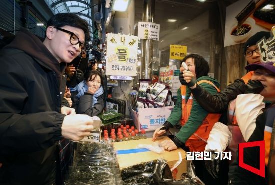 한동훈 국민의힘 비상대책위원장이 5일 서울 동대문구 경동시장을 찾아 상인과 인사하고 있다. 사진=김현민 기자 kimhyun81@