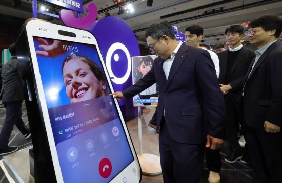 SKT 에이닷 부스 살펴보는 유영상 사장 [이미지출처=연합뉴스]