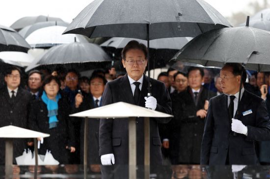 더불어민주당 이재명 대표가 5일 오전 광주 북구 국립 5·18 민주묘지를 참배하고 있다. [이미지출처=연합뉴스]