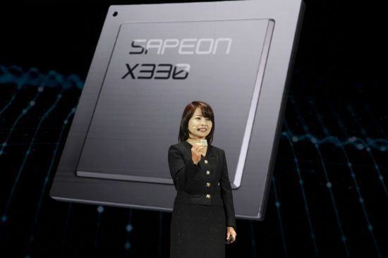 AI 반도체 'X330' 설명하는 류수정 사피온 대표 [이미지출처=연합뉴스]