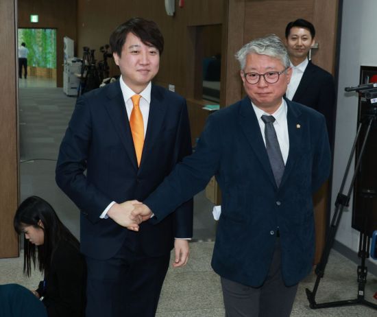 개혁신당 이준석 대표가 6일 오전 국회 소통관에서 무소속  조응천 의원과 악수하고 있다. [이미지출처=연합뉴스]