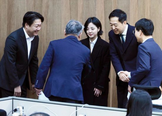 조응천, 이원욱 무소속 의원 등이 6일 오전 국회 소통관에서 '5대 핵심가치 발표' 및 '제3지대 통합을 위한 공천방안 제안' 기자회견을 마친 뒤 인사를 나누고 있다. 왼쪽부터 새로운선택 조성주 공동대표, 조 의원, 류호정 전 의원, 새로운선택 금태섭 공동대표, 이 의원. [이미지출처=연합뉴스]