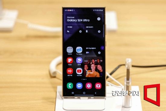 갤럭시 S24 사전 개통일인 26일 서울 종로구 KT플라자 광화문중앙점에 갤럭시S24울트라가 진열돼 있다. 사진=강진형 기자aymsdream@