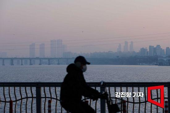 초미세먼지 농도가 '나쁨' 상태인 30일 서울 잠수교에서 바라본 도심이 미세먼지에 싸여 있다. 사진=강진형 기자aymsdream@