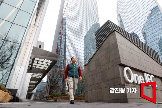 이남우 연세대 국제학대학원 교수(한국기업거버넌스포럼회장)이 6일 서울 여의도 IFC 인근에서 빌딩숲 사이를 걷고 있다. 사진=강진형 기자aymsdream@