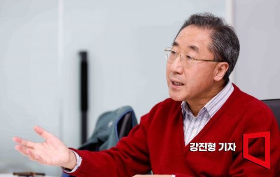 이남우 연세대 국제학대학원 교수(한국기업거버넌스포럼회장)이 6일 서울 여의도 얼라인파트너스에서 인터뷰 하고 있다. 사진=강진형 기자aymsdream@