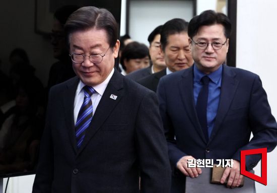 이재명 더불어민주당 대표가 2일 국회에서 열린 최고위원회의에 참석하고 있다. 사진=김현민 기자 kimhyun81@