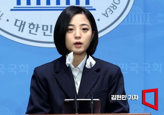 류호정 정의당 의원이 15일 국회 소통관에서 탈당 기자회견을 하고 있다. 사진=김현민 기자 kimhyun81@