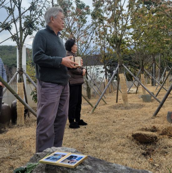 문재인 전 대통령이 자신의 반려견 토리의 사망소식을 전했다. 사진출처=문 전 대통령 페이스북