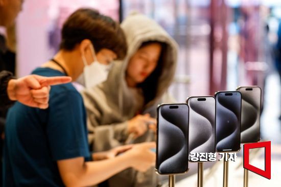 서울 중구 애플스토어 명동점에서 고객들이 아이폰15 제품을 체험하고 있다. 사진=강진형 기자aymsdream@