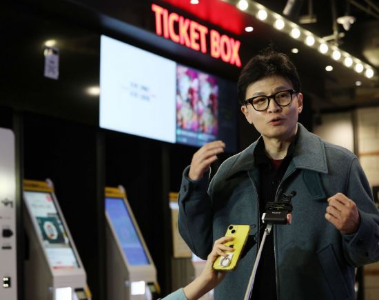 국민의힘 한동훈 비상대책위원장이 12일 오후 서울 여의도 한 영화관에서 영화 '건국전쟁' 관람을 마친 뒤 취재진의 질문에 답하는 모습[사진출처=연합뉴스]