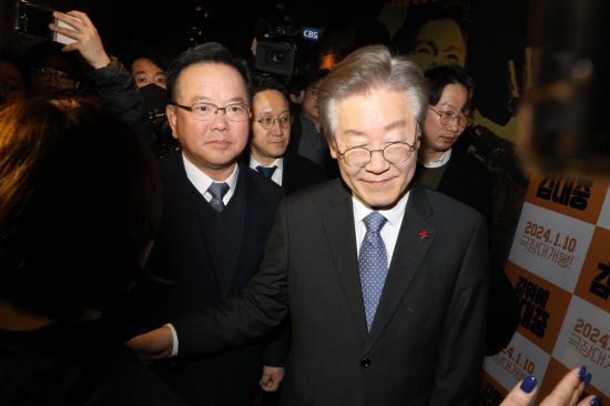 이재명 더불어민주당 대표와 김부겸 전 총리가 지난해 12월18일 오후 서울 용산구 용산 CGV에서 열린 '길위에 김대중' VIP 시사회에 참석하고 있다. [이미지출처=연합뉴스]