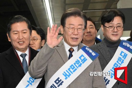 이재명 더불어민주당 대표가 8일 서울 용산역을 방문해 귀성객들에게 인사하고 있다. 사진=강진형 기자aymsdream@
