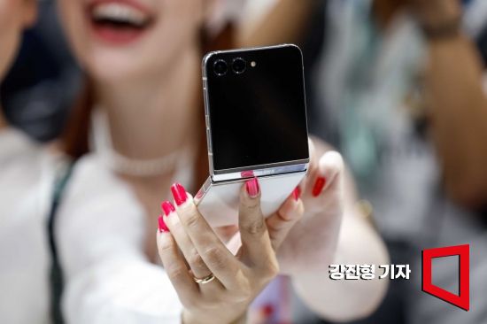 갤럭시 Z플립5 [사진=강진형 기자aymsdream@]