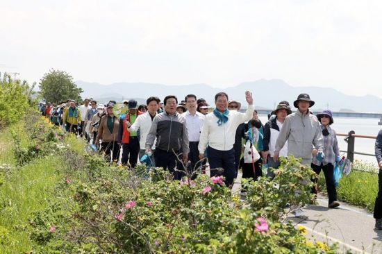 지난해 5월 ‘워커블시티 무안 선포식 및 제1회 무안산책로 걷기대회’를 개최했다. [사진제공=무안군]