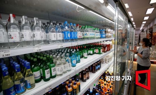 사진은 기사의 특정 내용과 관련 없음. 서울 서초구 하나로마트 양재점에 다양한 소주가 진열돼 있다. 강진형 기자aymsdream@