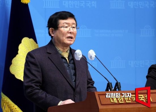 설훈 더불어민주당 의원이 28일 국회 소통관에서 탈당 기자회견을 하고 있다. 사진=김현민 기자 kimhyun81@