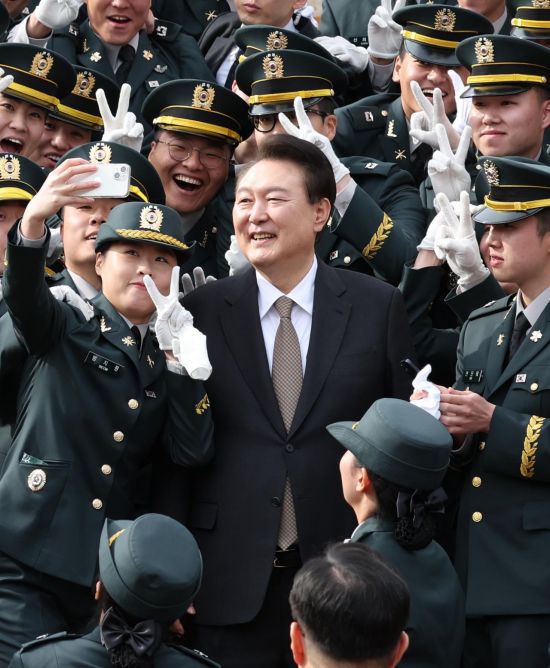 윤석열 대통령이 28일 충북 괴산군 육군학생군사학교에서 열린 2024년 학군장교 임관식 뒤 임관 소위들과 함께 기념촬영을 하고 있다. [이미지출처=연합뉴스]