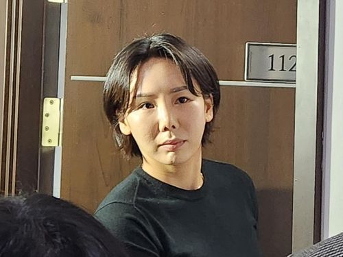 '후배 괴롭힘 혐의'를 받는 배구선수 오지영이 27일 서울시 마포구 상암동 연맹 회의실에서 열린 한국배구연맹 상벌위원회에 참석했다. 이날 오지영은 자격정지 1년 징계를 받았다. [사진출처=연합뉴스]