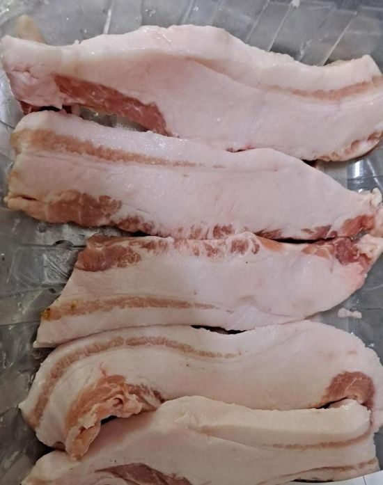 비계가 많아 논란이 된 '삼겹살 데이'에 판매된 삼겹살. [사진=온라인 커뮤니티 캡처]