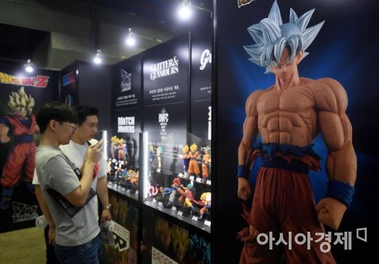서울 강남구 코엑스에서 개막한 '건프라 엑스포 2018'에서 방문객들이 드래곤볼 관련 프라모델을 살펴보고 있다. [사진=김현민 기자 kimhyun81@]