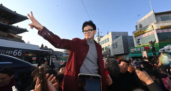 국민의힘 한동훈 비상대책위원장이 7일 오후 경기도 수원시 팔달구 지동못골시장을 방문해 시민들에게 손을 흔들며 인사하고 있다. [이미지출처=연합뉴스]