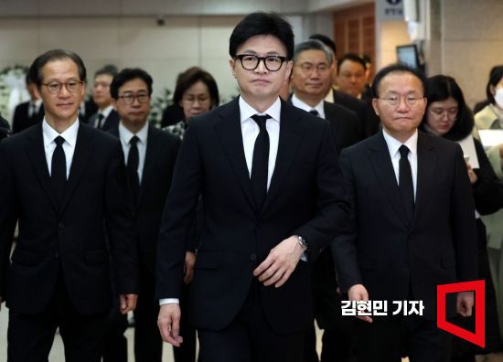 한동훈 국민의힘 비상대책위원장을 비롯한 당 지도부가 8일 서울 종로구 서울대병원 장례식장에 마련된 김영삼 전 대통령의 부인 손명순 여사 빈소를 찾아 조문하고 있다. 사진=김현민 기자 kimhyun81@