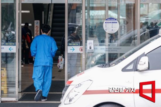 의대증원을 둘러싼 정부와 의료계의 강대강 대치가 지속되고 있는 가운데 정부가 병원을 떠난 전공의들에게 돌아오라고 통보한 마지노선인 29일 서울 한 대형병원에서 의료진이 이동하고 있다. 사진=강진형 기자aymsdream@