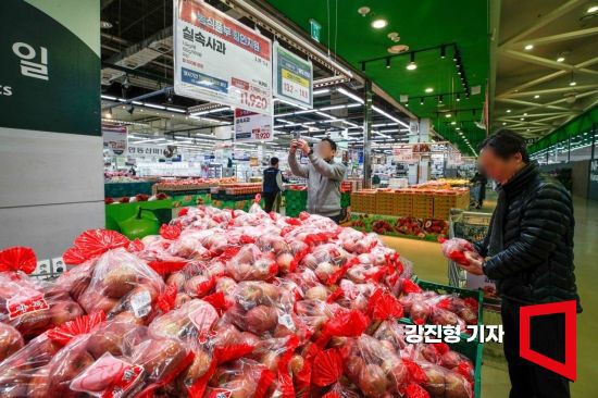 과실류를 중심으로 농산품값이 폭등한 탓에 1월 당시 2.8%로 진정됐던 소비자물가가 한 달만에 다시 3%대로 복귀한 6일 서울 서초구 하나로마트 양재점을 찾은 고객이 사과 구매를 망설이고 있다. 사진=강진형 기자aymsdream@