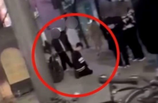 유명 변호사가 대로변에 클럽 직원을 무릎 꿇려 논란이 일고 있다. [사진=JTBC '사건반장' 캡처]