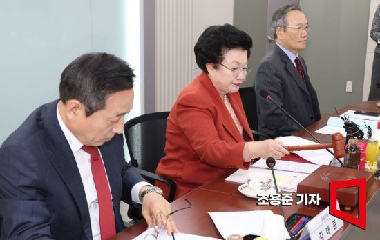 이배용 국가교육위원회 위원장이 12일 서울 종로구 정부서울청사에서 열린 올해 첫 국가교육위원회 전체회의에서 의사봉을 두드리고 있다. 사진=조용준 기자 jun21@