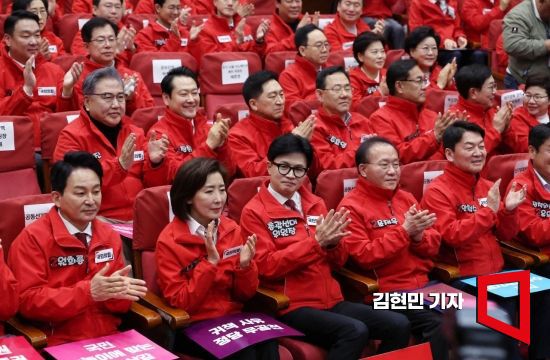 한동훈 국민의힘 총괄선대위원장과 총선 후보자들이 19일 국회 의원회관에서 열린 제22대 국회의원선거 중앙선대위 발대식 및 공천자대회에서 박수치고 있다. 사진=김현민 기자 kimhyun81@