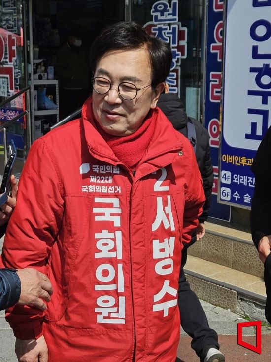 서병수 국민의힘 후보(부산 북구갑)가 지난 14일 덕천역 인근에서 주민들과 대화를 나누고 있다. [사진=최영찬 기자]