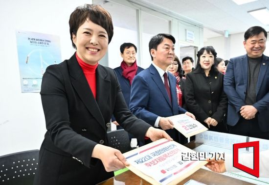 제22대 국회의원 선거 경기 분당을에 출마한 김은혜 국민의힘 후보와 분당갑에 출마한 안철수 국민의힘 후보가 21일 경기 성남시 분당구선거관리위원회로 후보자 등록을 하고 있다. 사진=김현민 기자 kimhyun81@