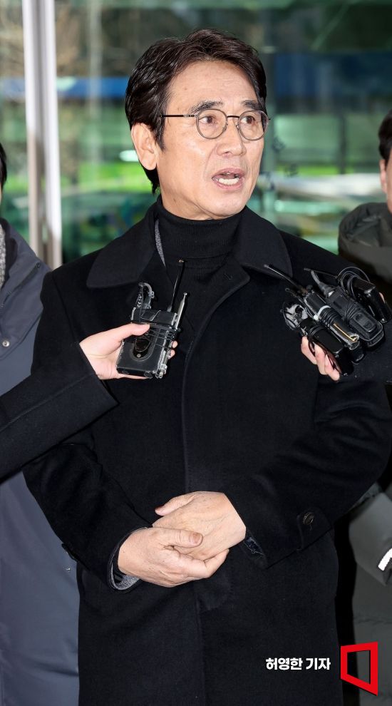 지난해 12월 한동훈 법무부 장관의 명예를 훼손한 혐의로 1심에서 벌금형을 선고 받은 유시민 전 노무현재단 이사장이 항소심에서도 벌금형을 선고 받았다. 공판이 끝난 후 유시민 전 이사장이 서울 서부지방법원 청사를 나서며 취재진에게 소감을 이야기하고 있다. 사진=허영한 기자 younghan@