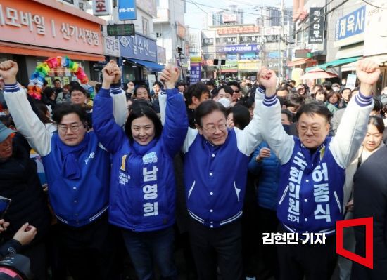 이재명 더불어민주당 대표가 20일 제22대 총선 인천 연수갑 박찬대, 동구미추홀을 남영희, 동구미추홀갑 허종식 후보와 함께 인천 신기시장을 찾아 시민들에게 인사하고 있다. 사진=김현민 기자 kimhyun81@