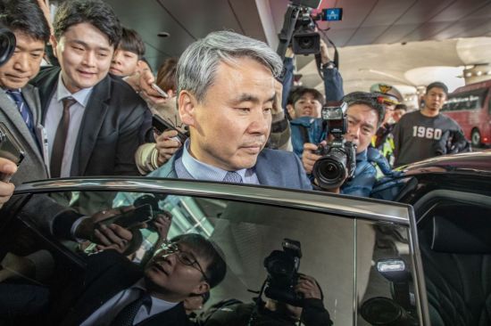 해병대 채모 상병 순직 사건 외압 의혹으로 수사받는 이종섭 주호주 대사가 21일 인천 영종도 인천국제공항을 통해 귀국하며 차량에 탑승하고 있다. [이미지출처=연합뉴스]