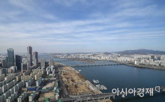 서울 여의도 63스퀘어전망대에서 바라본 도심에 맑은 하늘이 펼쳐지고 있다. /강진형 기자aymsdream@