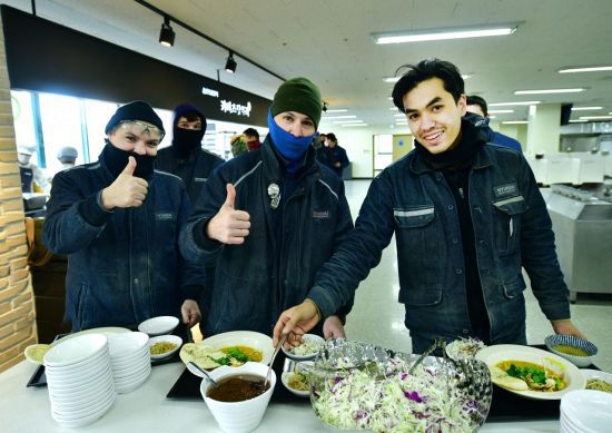 HD현대는 외국인 근로자를 위해 지난해 1월부터 글로벌 식단과 간편식을 제공하고 있다. [사진제공=HD현대]